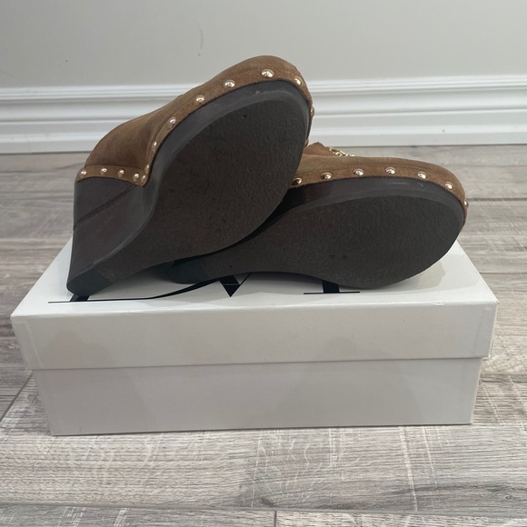 DVF brown suede clog shoes. - Picture 6 of 6